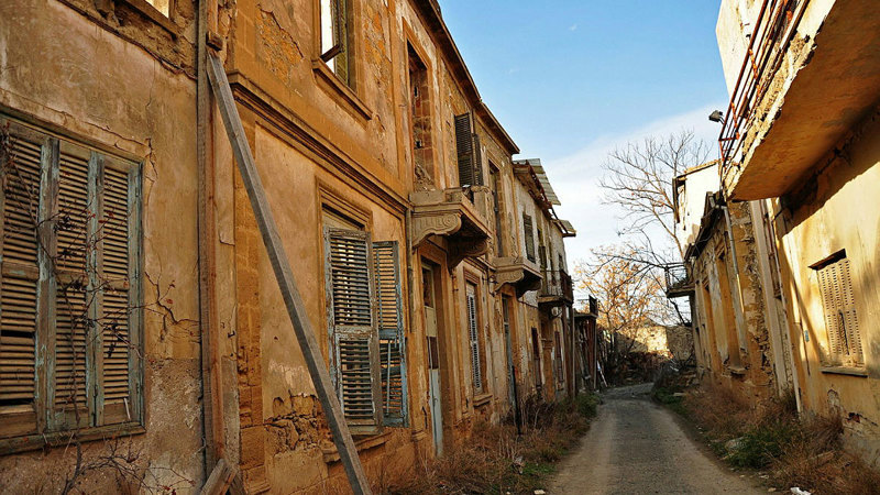 Hep Arada Olmak, “Öylesine” Kalakalmak: Askıdaki Egemenlik