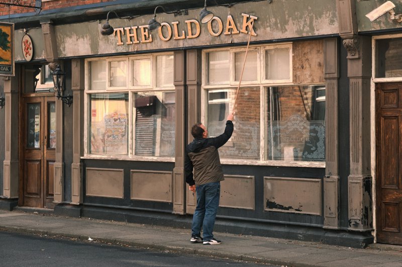 The Old Oak: Hürmet, Tekrar, İhlal