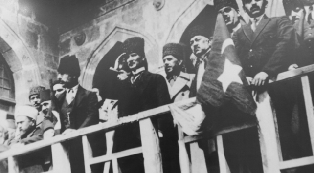 Yüz Yıldır Sindirilememiş Bir Rejim: Cumhuriyet’in Sorunu Ne?